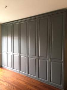 Armoire moderne en bois à plusieurs portes et tiroirs, meuble de rangement spacieux pour chambre à coucher, idéal pour l'aménagement intérieur. - Product Image 4