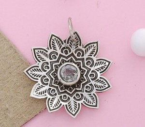 Colgante de Flor Mandala con Topacio Azul, Plata de Ley 925, Engaste Minimalista, Bañado en Oro, Joyería con Piedras Preciosas - Product Image 3