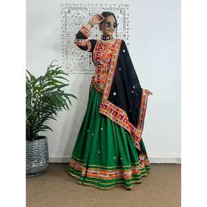 Robes de demoiselles d'honneur exquises, magnifiques Lehenga Choli avec de véritables décorations en miroir faites à la main - Product Image 1
