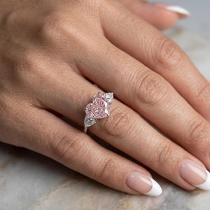 Bague artisanale en argent 925 avec trois pierres de moissanite rose vif fantaisie en forme de cœur 3 carats, idéale pour fiançailles, demande en mariage ou comme cadeau. - Product Image 6