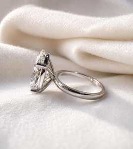 Anillo Solitario con Diamante Ovalado de 5 Quilates Cultivado en Laboratorio, Corte Clásico Catedral, Color F, Claridad VVS2, Certificado IGI - Product Image 2