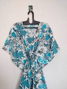 ชุดคลุมชายหาดลายพิมพ์นก ผ้าฝ้าย 100% คอวี แขนสามส่วน ทรงคาฟตัน งานแฮนด์เมดอินเดีย ความยาวระดับเข่า ทรงเอวินเทจ ทรงเอไลน์ โอเวอร์ไซส์ แต่งลูกไม้ สำหรับฤดูร้อน - Product Image 6