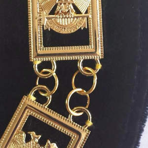 Collar Masónico Chapado en Oro de Alta Calidad sobre Terciopelo, Collares Masónicos Hechos a Medida - Product Image 2