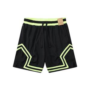 Shorts de basketball pour hommes en toile géométrique rouge, blanc et noir avec cordon de serrage, taille mi-haute, sportifs, respirants, séchage rapide, longueur genou - Product Image 6