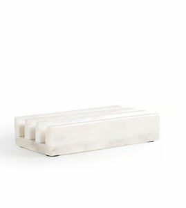 Soporte de lujo para tabla de cortar hecho a mano, expertamente tallado a partir de un solo bloque de madera auténtica con un acabado pulido que realza la estética. - Product Image 1