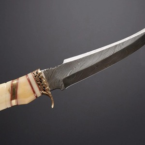 Couteau Bowie à pointe clip de 13 pouces en acier Damas fait main sur mesure avec manche en os et entretoises en laiton - Product Image 2
