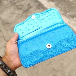 กระเป๋าผ้าฝ้ายสีน้ำเงินทรงสี่เหลี่ยมทำมือ พร้อมลายปักและตัวล็อคแบบกระดุม - Product Image 2
