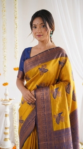 Sari Amarillo de Seda Banarasi Largo hasta el Suelo con Borde Morado y Estampado de Pavo Real, Blusa Azul con Protección Solar, Ropa Festiva para Mujer - Product Image 2