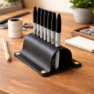 Portalápices Cuadrado Mediano de Cuero Personalizado NEW ERA, Organizador de Escritorio Hecho a Mano, Color Personalizado, Impresión UV/Digital, Alta Calidad - Product Image 5