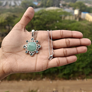 Collier pendentif de luxe en amazonite naturelle et quartz bleu suisse, design de créateur, texture métallique, laiton plaqué argent. - Product Image 6