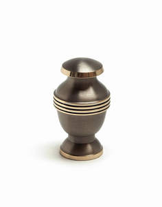 Urnes souvenirs en laiton de haute qualité pour les cendres conçues avec une finition polie lisse pour les mémoriaux élégants - Product Image 2