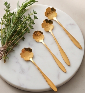 Ensemble de couverts en métal au design floral doré, finition miroir haute brillance, compatible lave-vaisselle, idéal pour les occasions de mariage - Product Image 5