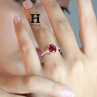 Anillo de Rubí Ovalado Certificado por IGI de Alta Calidad con Diamantes Laterales, Oro de 18K, Fabricante de Joyería Fina, Joyería Personalizada