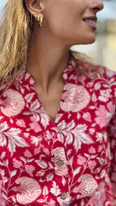 Camisa Bohemia de Algodón con Estampado Artesanal para Mujer, Diseño Floral Rojo, Cuello Elegante, Manga 3/4, Estilo Casual - Product Image 4