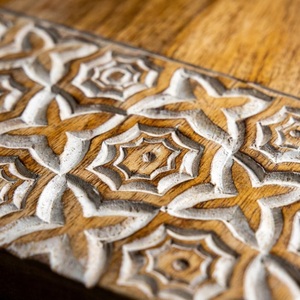 Planche à découper contemporaine en bois d'acacia avec poignée inclinée, motif géométrique, durable, sans danger pour les aliments, planche de service - Product Image 4