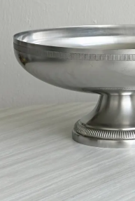 Corbeille à fruits minimaliste en métal argenté brossé, centre de table moderne, plat de présentation rond peu profond, décoration d'appoint métallique - Product Image 4