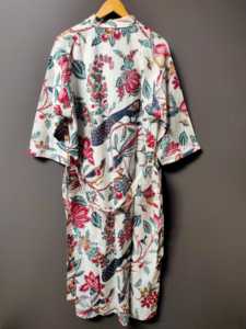 Robe kimono en coton imprimé fleuri beige – Style bohème, longue, ouverte sur le devant, avec ceinture à nouer à la taille - Product Image 5
