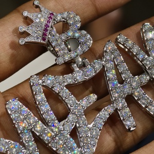 Colgante de Moissanita Incolora con Incrustaciones de Diamantes Estilo Hip Hop en Plata 925 - Letras SNEAKY con Colgante de Corona para Uso Diario de Mujer - Product Image 3