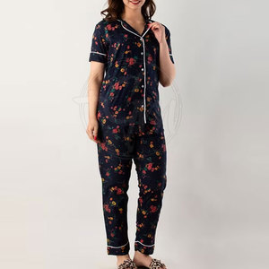 Conjunto de pijama de algodón de lujo para mujer con camisa con botones y pantalón a juego para relajarse en casa. - Product Image 3