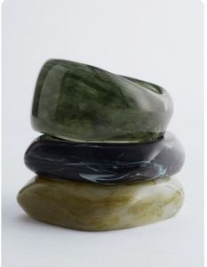Brazalete de resina hecho a mano exclusivo con trabajo artístico en resina epoxi y diseño moderno y a la moda. - Product Image 1