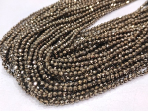 Perles de pyrite naturelle rondes facettées de 3 mm, vendues par brin, longueur 12,5 pouces - Product Image 4