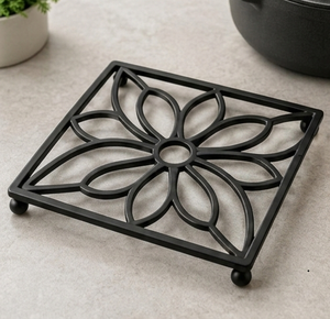 Posavasos Cuadrado Negro de Acero Inoxidable con Diseño Floral, Resistente al Calor, con Patas Esféricas - Product Image 4