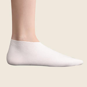 Masque hydratant pour les pieds SALM MOA avec huile de feuille d'arbre à thé pour adultes - Product Image 3