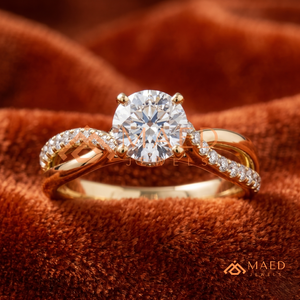 Anillo de Compromiso de Moissanita con Corte Redondo, Chapado en Oro, Diseño Cruzado Infinito con Banda Pavé, Anillo de Boda, Joyería de Lujo - Product Image 1