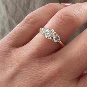 Anillo de Compromiso con Diamante Cultivado en Laboratorio de 2 Quilates, Corte Redondo, Oro Sólido Real de 14K/18K, Anillo de Boda Trilogía de 3 Piedras, Precio de Fábrica, Venta al Por Mayor - Product Image 4