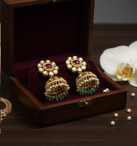 Boucles d'oreilles Jhumka traditionnelles plaquées or avec perles et perles vertes pour mariages et soirées, vente en gros - Product Image 1