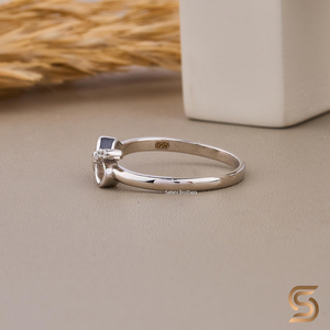 Anillo delicado de plata 925 con nudo de lazo, minimalista y delicado, con pavé de moissanita, apilable, para uso diario. - Product Image 3