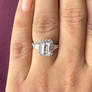 Bague à trois pierres en moissanite de style classique, coupe émeraude, 2 carats, en argent 925, pour femme, cadeau d'anniversaire pour partenaire - Product Image 4