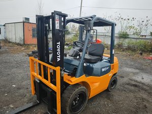 Montacargas Diésel TOYOTA FD30 de 3 Toneladas Usado de Buena Calidad con Desplazador Lateral Hidráulico y Mástil de Dos/Tres Etapas - Product Image 2