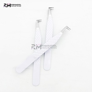 Pince à épiler pour cils RMI de qualité supérieure en acier inoxydable, marque privée, pointe coudée à 90 degrés, finition argentée et revêtement en poudre blanche - Product Image 5