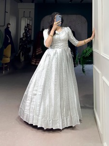 Robe traditionnelle indienne pakistanaise pour femmes, en soie, Lehenga Choli, longue, ample, pour mariage, blanche, brodée - Product Image 5