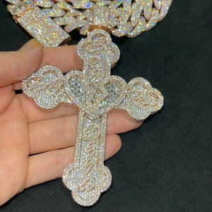Colgante de Lujo Iced Out con Cruz de Moissanita, Chapado en Oro, Plata de Ley 925, Personalizado y Certificado, Estilo Hip Hop para Hombre - Product Image 1