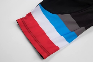 Ensemble de maillot de cyclisme pour homme noir, rouge, bleu, blanc, manches courtes, avec short à bretelles et rembourrage. - Product Image 2
