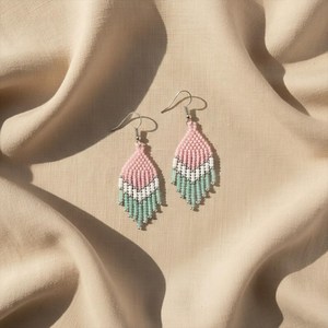Pendientes con flecos y cuentas de color rosa pastel, hechos a mano, estilo bohemio, con borlas, accesorios de moda estéticos y lindos para mujeres y niñas - Product Image 1