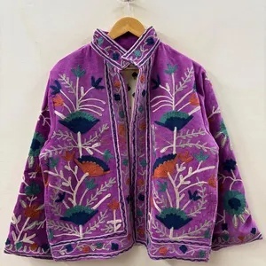 Veste d'hiver de style ethnique en velours Suzani, manteau court bohème avec broderie florale pour les festivals ou les tenues décontractées - Product Image 4