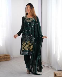 Conjunto de Salwar Kameez de Lujo Tradicional de Invierno en Georgette con Bordado Pesado de Imitación de Espejo, Kurta Recta y Pantalón, Estilo Indio Pakistaní - Product Image 4