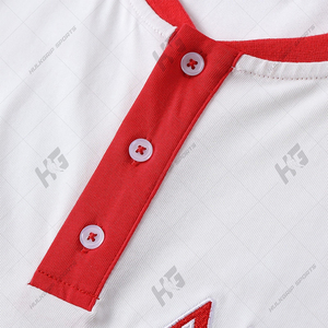 Camiseta Casual Personalizada Premium Estilo Henley para Hombre - Diseño Delta Blanco y Rojo, Tejida en 100% Algodón Antiarrugas con Estampado - Product Image 3