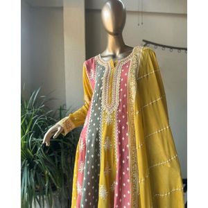 Hermosa Ropa India y Pakistaní, Top y Pantalón Plazzo con Trabajo de Lentejuelas - Product Image 2