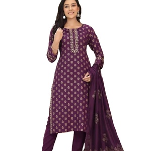 El último diseñador Pure Viscose Silk Hand Work Kurti Set de Fab Zone - Product Image 1