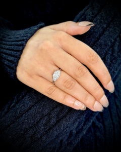 Bague Trio de Haute Qualité à Coupe Coussin avec Diamant Solitaire à Coupe Cœur Cultivé en Laboratoire Or 18K Vente en Gros Fabricant de Bijoux Fins OEM - Product Image 4