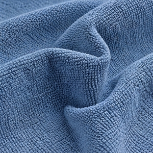 Petite serviette en tissu éponge douce avec une texture absorbante confortable - Product Image 1
