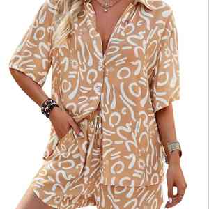 Conjunto de dos piezas para mujer de verano: camisa de manga corta con botones y pantalones cortos de corte relajado, en tela transpirable de alta calidad. - Product Image 1