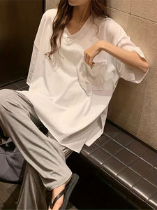 เสื้อยืดผู้หญิงฤดูร้อนแบบเป็นมิตรกับสิ่งแวดล้อม ทรงหลวมสไตล์เกาหลี ชายเสื้อพับได้ ด้านหน้าสั้นด้านหลังยาว แขนสั้น คอวี ทรงปกติ - Product Image 4