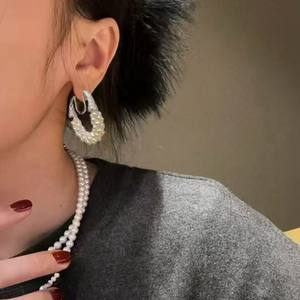 ต่างหูแฟชั่นมุกน้ำจืดทำมือขายดี ดีไซน์รูปหอยทาก ห่วงรูปเกือกม้า สไตล์คนดัง แบรนด์ชั้นนำ - Product Image 4