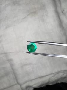Émeraude naturelle zambienne de 0,82 ct, taille poire, pierre précieuse verte pour la fabrication de bijoux, vente en gros, exportation - Product Image 3