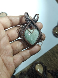 Collar Hecho a Mano con Colgante de Piedra Natural Envuelto en Alambre de Aleación de Cobre con Diseño de Árbol de la Vida, Joyería Budista Clásica de Cristal para Sanación Espiritual - Product Image 4